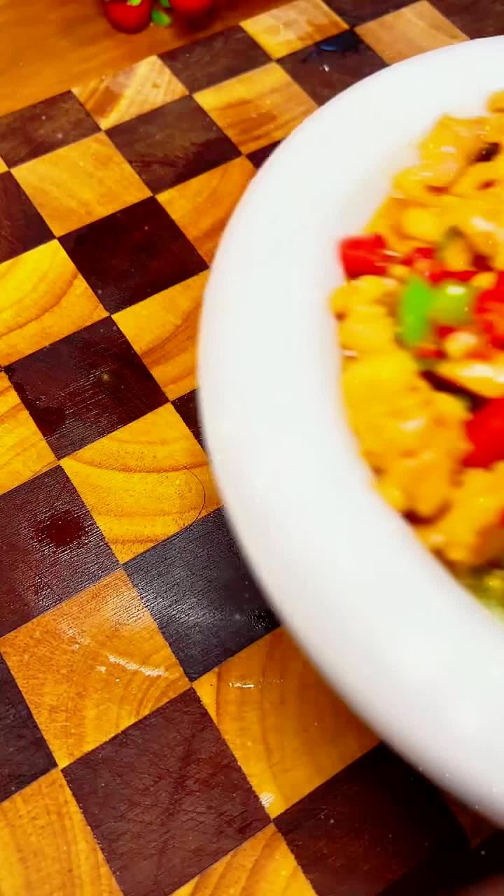 双椒鸡丁,上班族最实惠的下饭荤菜,做法简单,新手也能秒变家庭大厨。鸡腿肉鸡丁家常