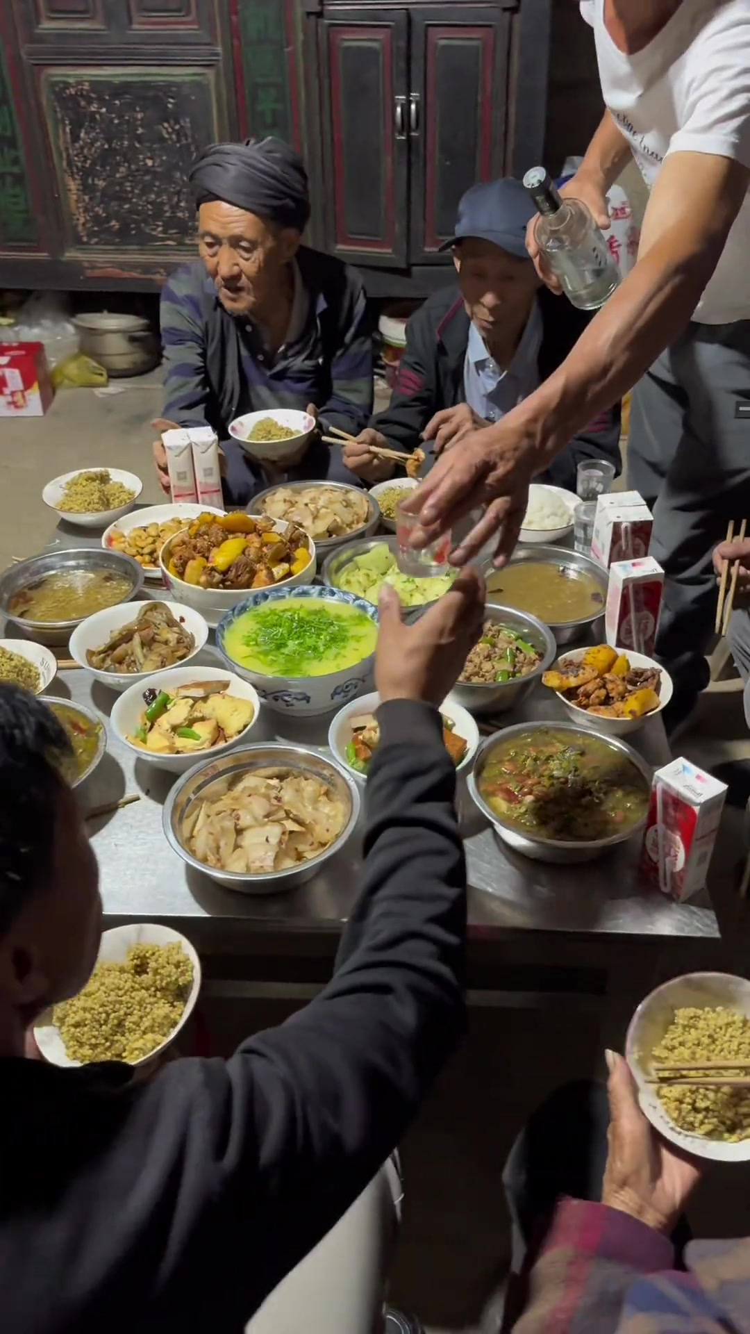 一大桌子菜,酸菜四季豆才是硬派,只有云南才懂得起(1)
