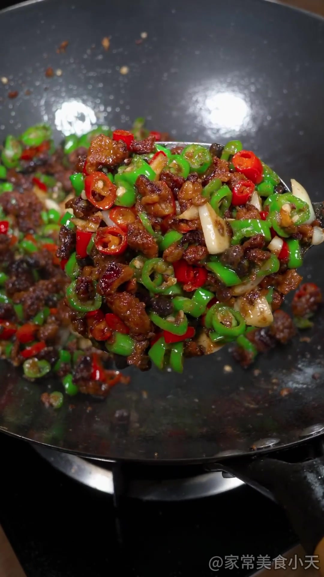 又脆又香的青椒炒油渣,做法简单,非常的下饭