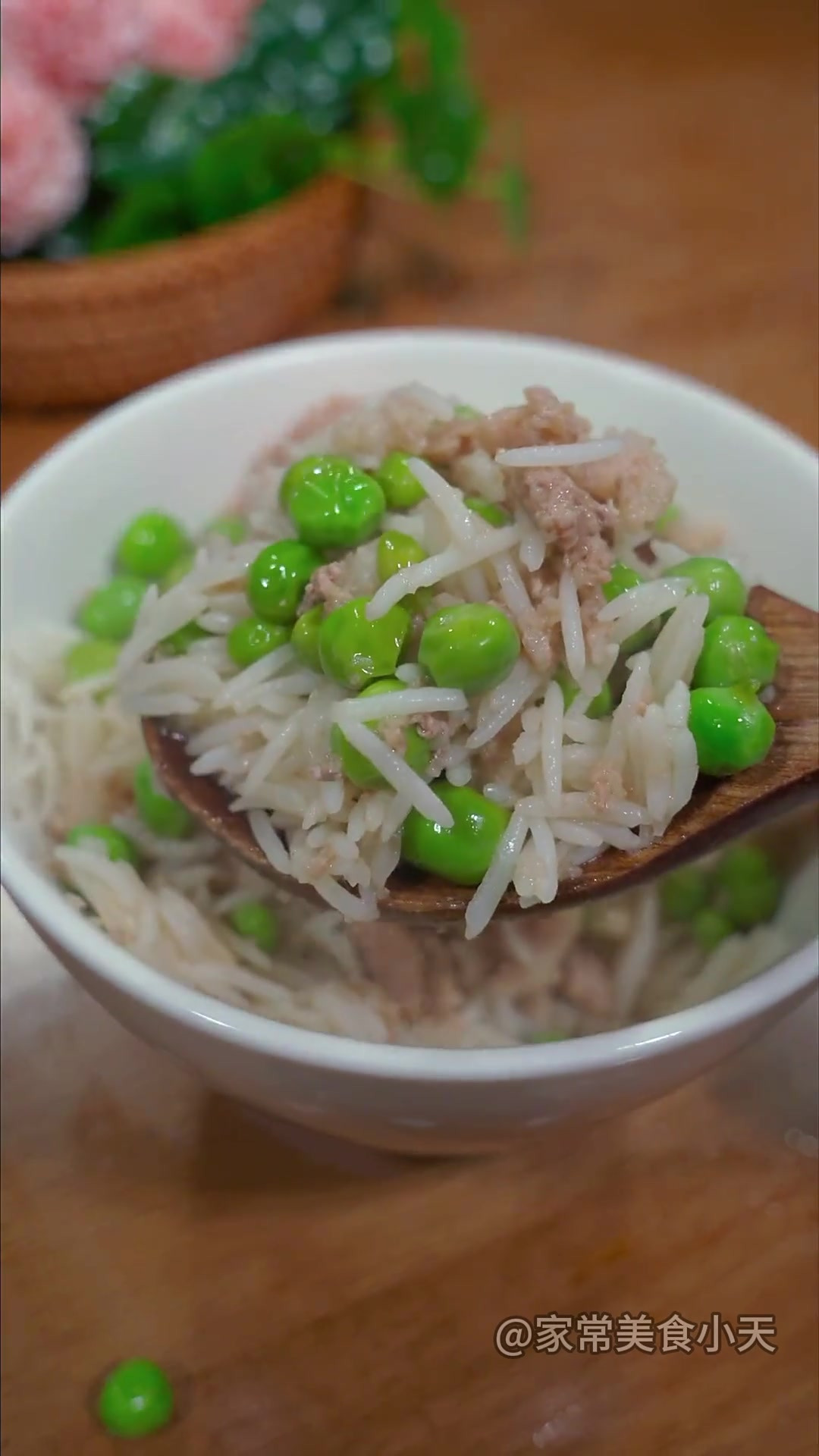 青豆不要老是炒着吃,试试这样蒸,豆翠绿肉鲜嫩