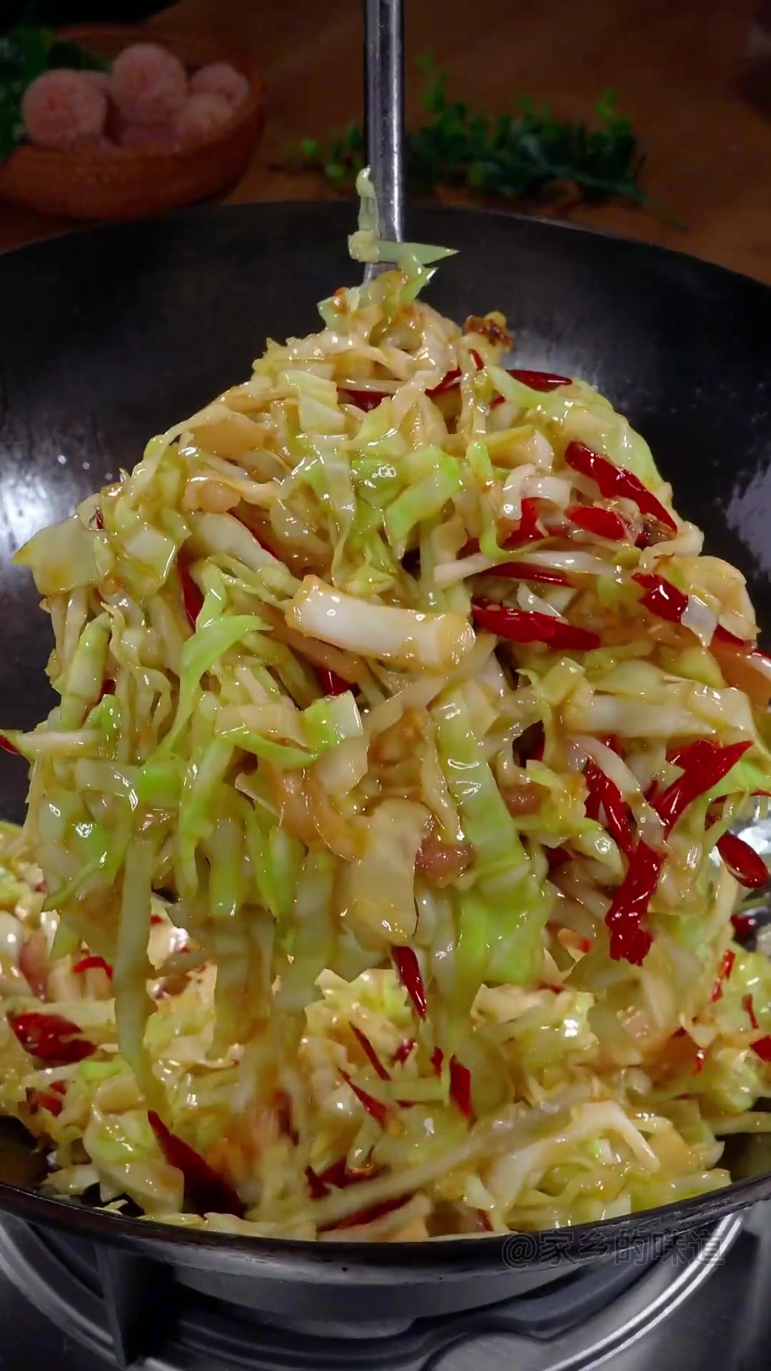 今天炒了个酸辣包菜丝，家常又下饭，不要每次包菜都只是会清炒