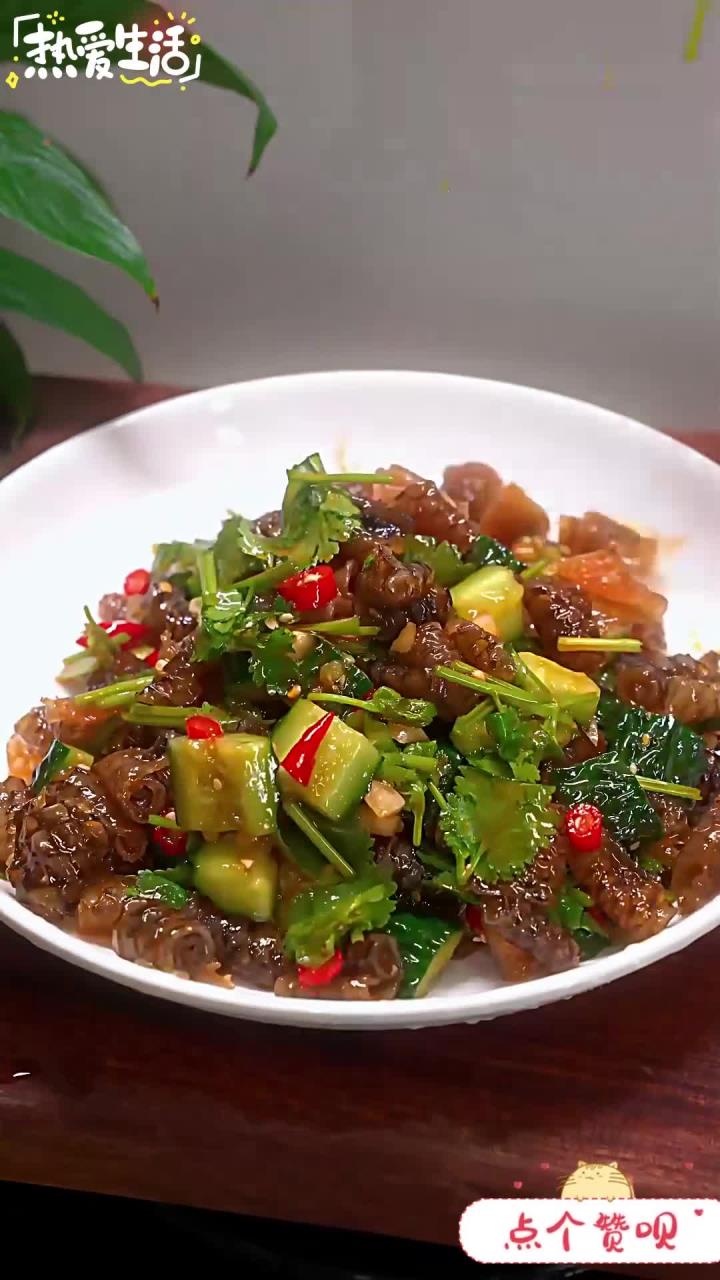 凉拌鱼皮 QQ弹弹的凉拌鱼皮越吃越停不下来，做法简单，特别好吃