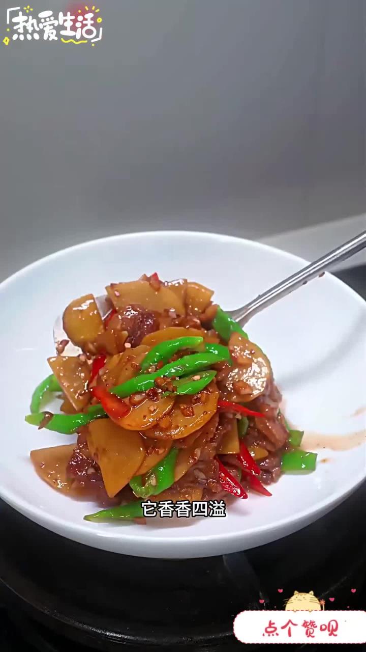 我家孩子特别喜欢吃我做的做的五花肉炒土豆片,这样炒肉很香,土豆也好吃