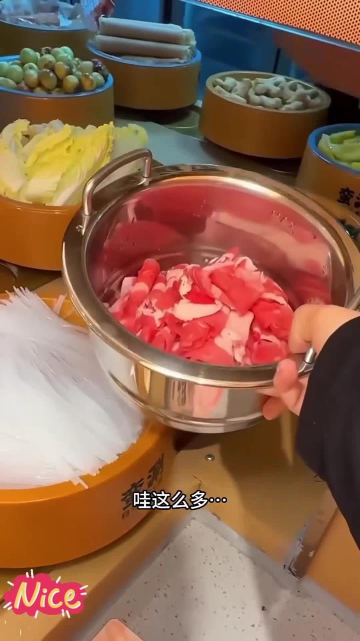 当我吃旋转小火锅坐在了出餐口……猎杀时刻……