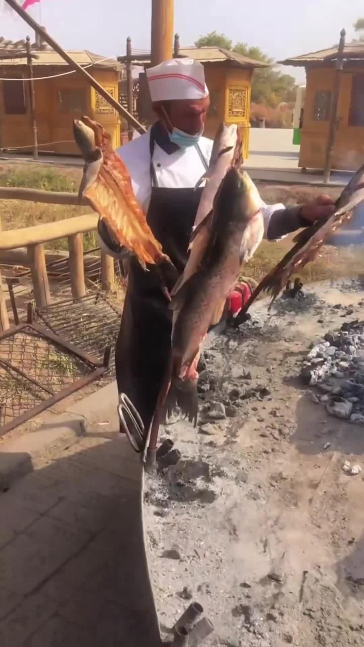 来新疆,请你吃原始烤鱼!