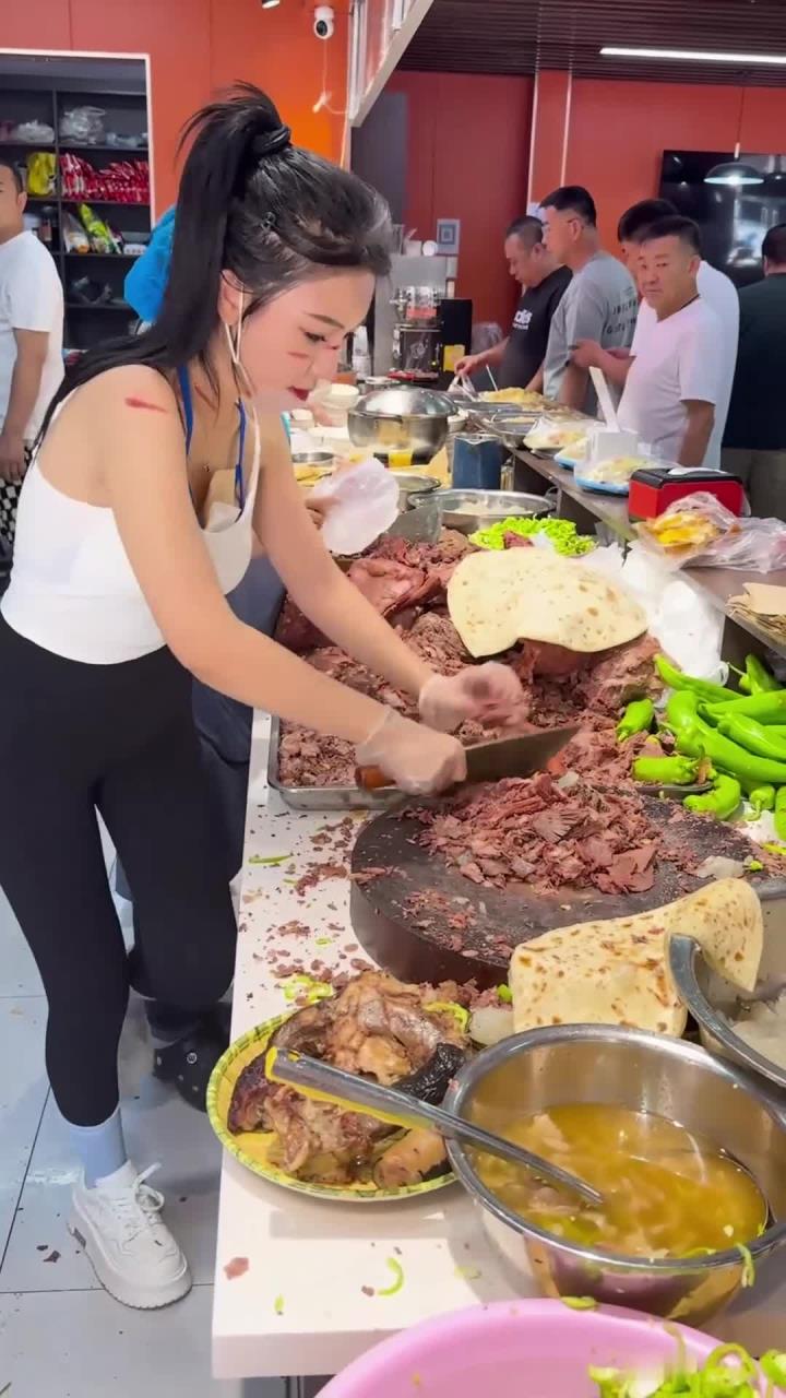 任丘美食驴肉卷饼，看着太香了，不知道老板娘身上是怎么弄的