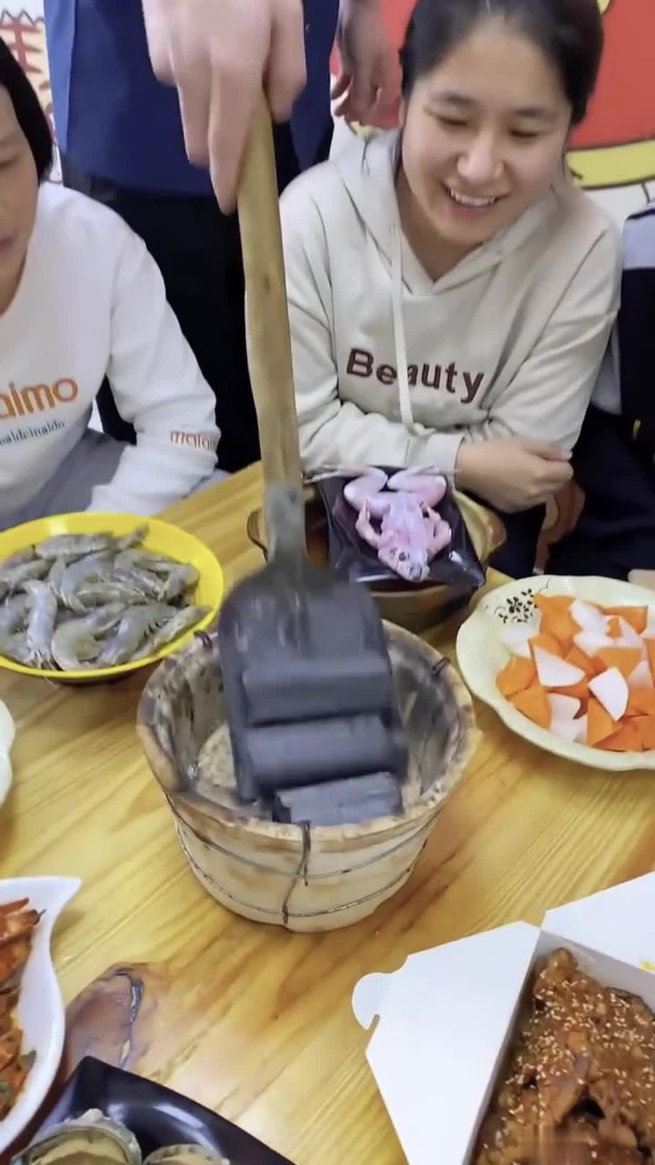 港式打边炉，泥炉里倒入味道鲜美的汤汁在泥炉里煮，肉菜更入味