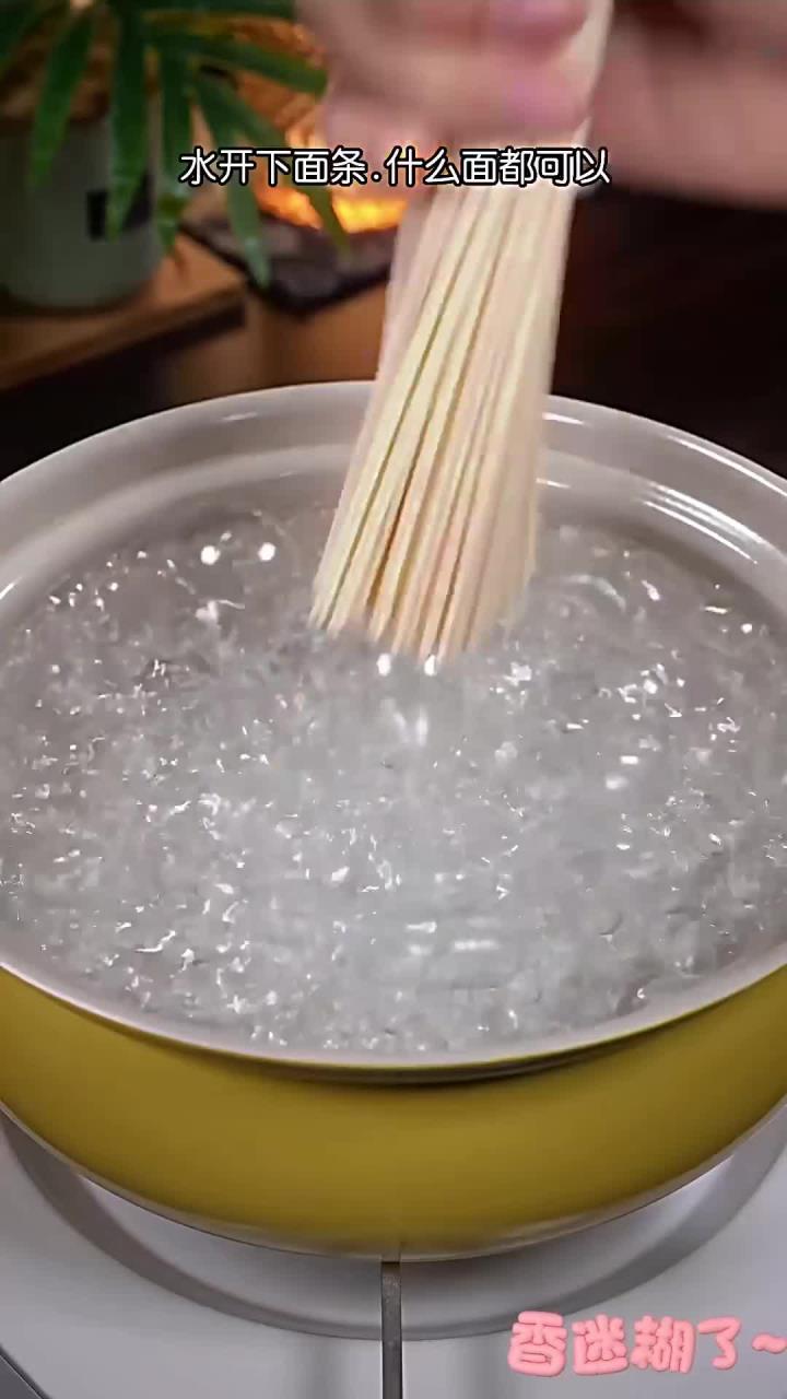 连吃三碗都不够的葱油拌面,做法简单,懒人必备