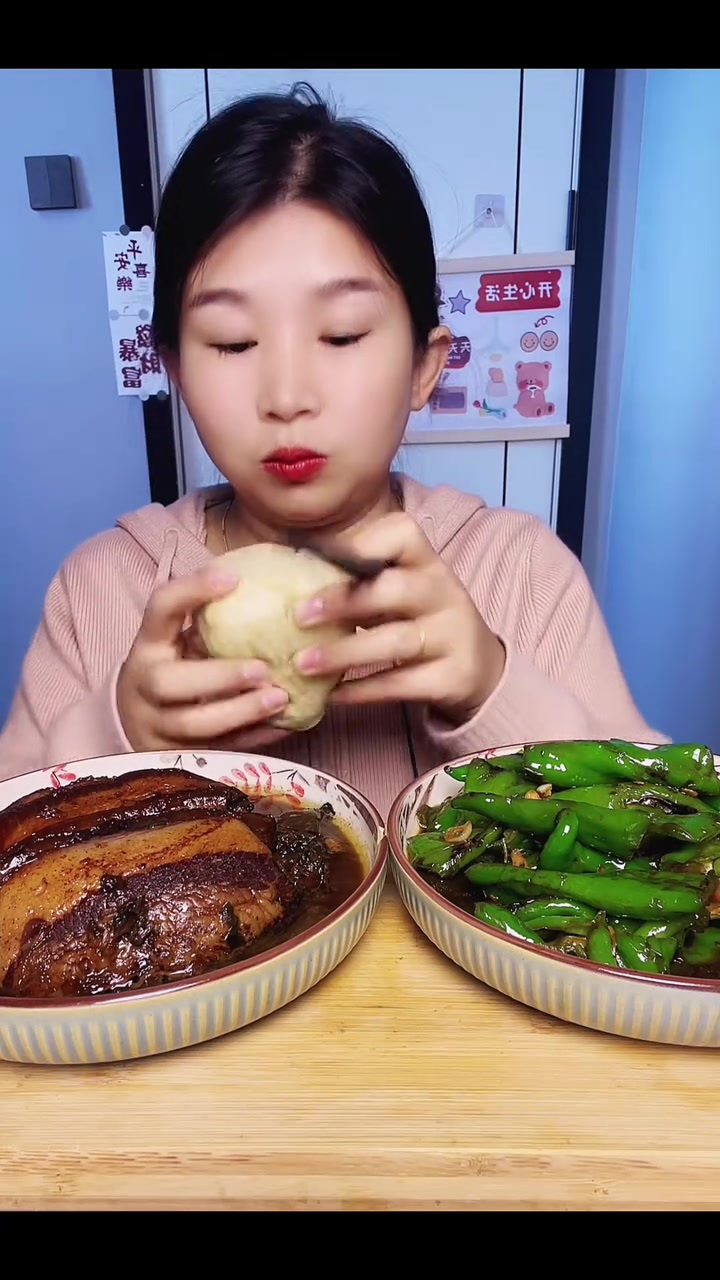 馒头+梅菜扣肉和炝青辣椒来啦