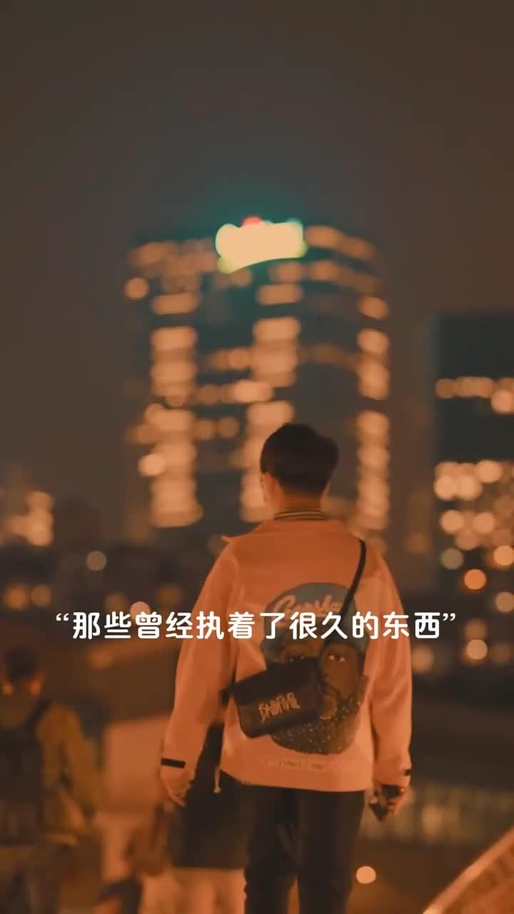 我们一起在夜市吃的烤冷面配手抓饼,独特组合,美味可口