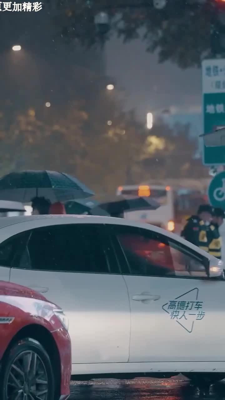我们一起在阳台养的金鱼缸,五彩斑斓