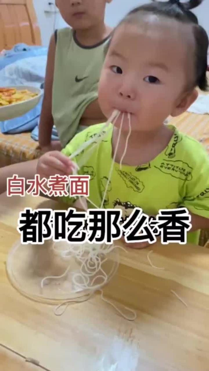 我吃那么胖还是有原因的,白水煮面都吃那么香