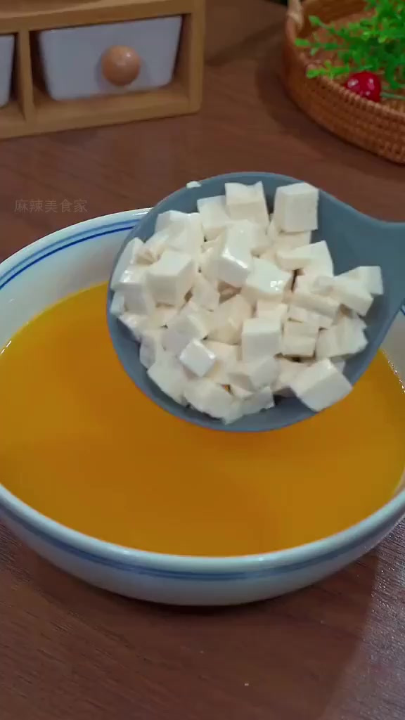 豆腐里藏鸡蛋,鲜嫩美味别错过