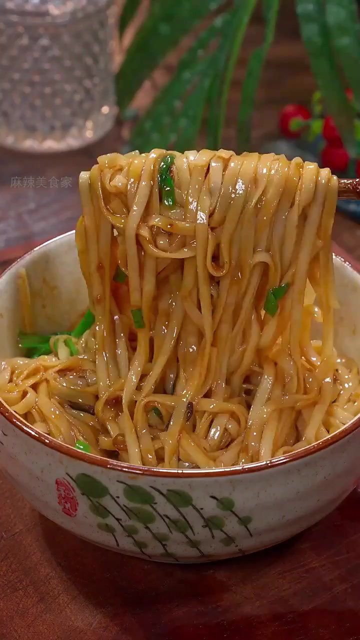 开学必备!5分钟搞定孩子最爱的葱油拌面!