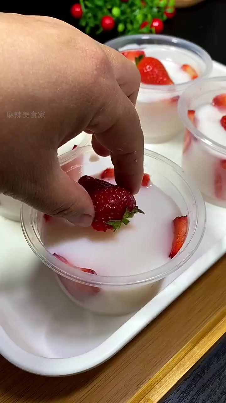 校门口爆款草莓双皮奶,简单几步让你瞬间摆摊成网红!
