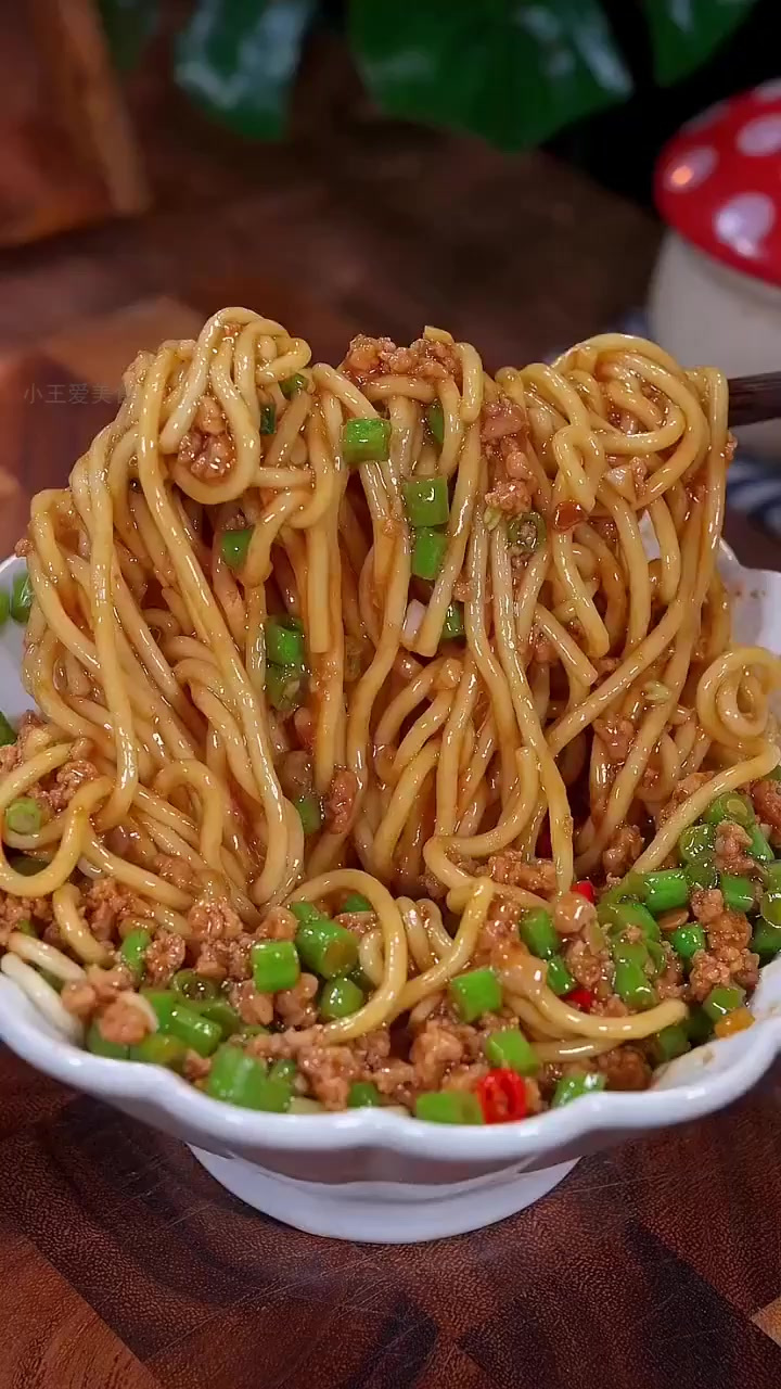 豆角肉末打卤面:酱香浓郁,百吃不厌