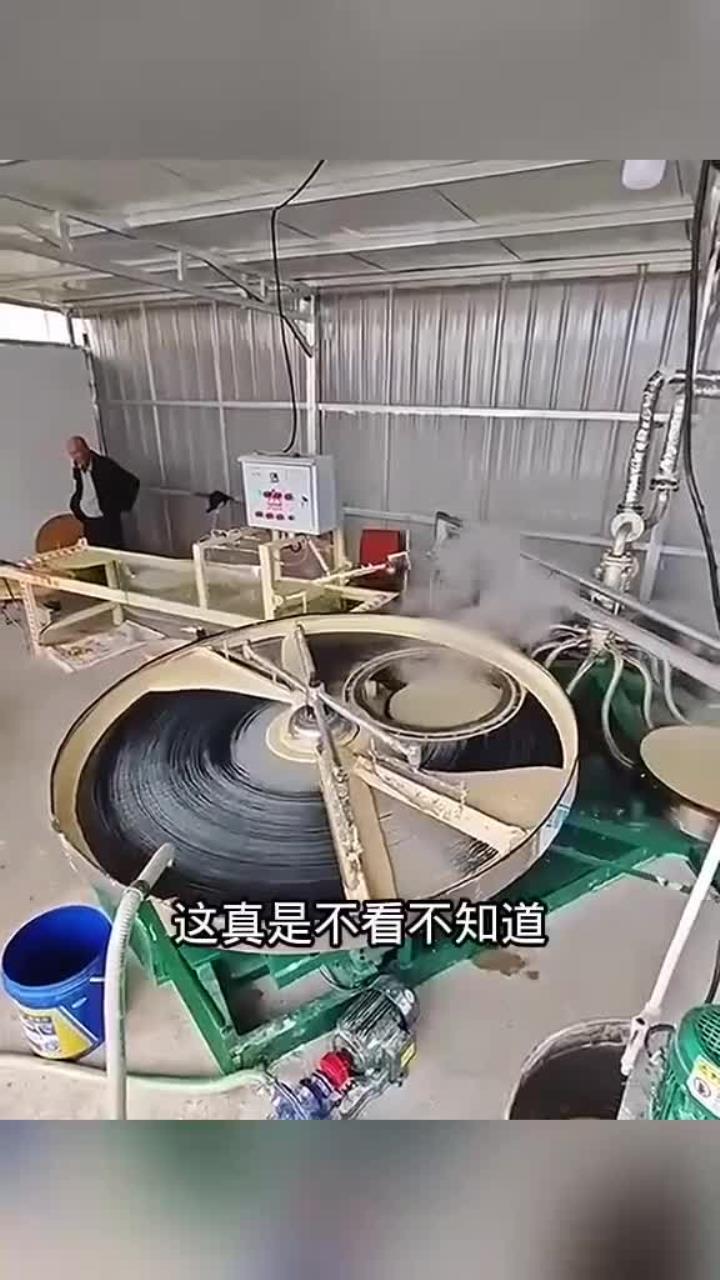自动化摊煎饼机亮相,劳动人民的创新力作!