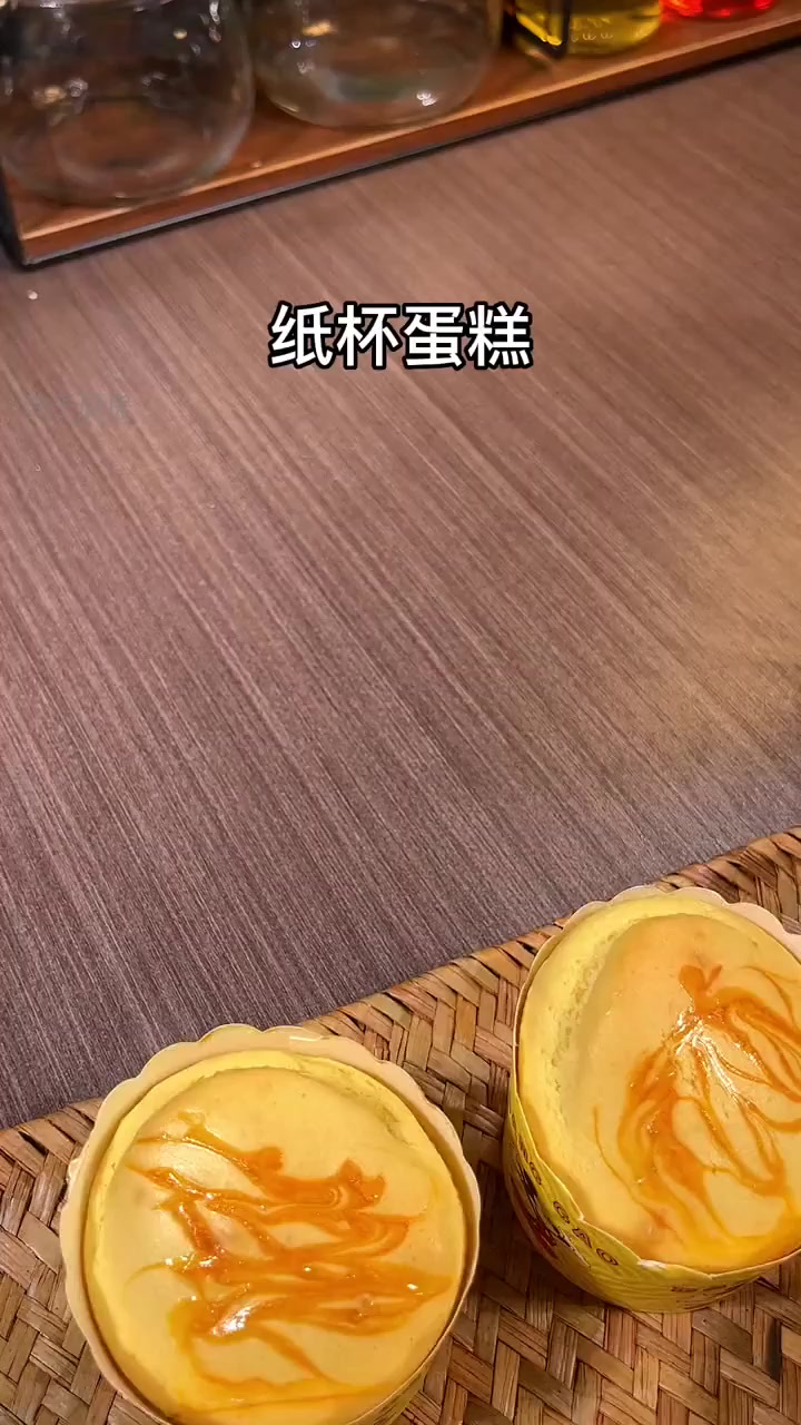 妈妈亲手烘焙纸杯蛋糕,孩子惊喜连连!