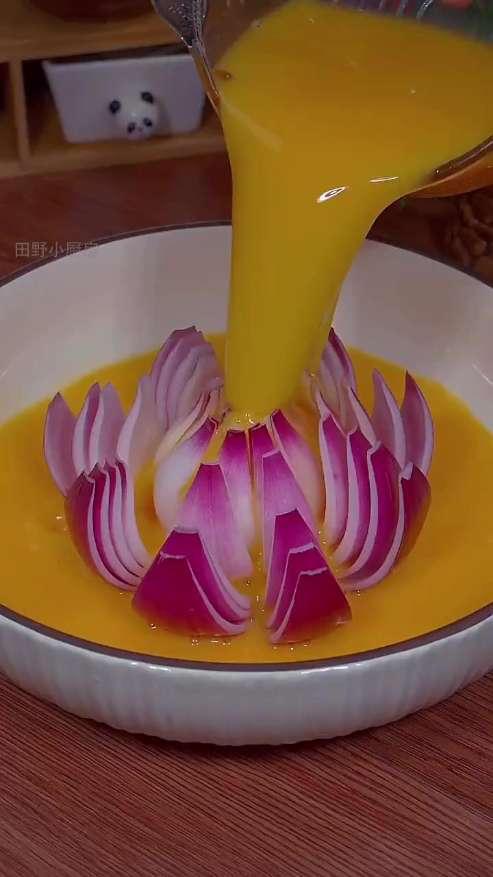洋葱里藏鸡蛋,蒸出意想不到的美味!