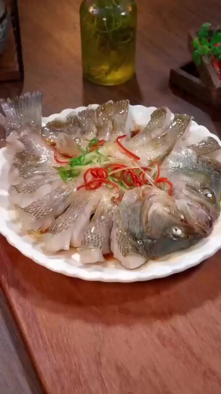 家常清蒸鲈鱼,一招让鱼肉嫩滑如丝!