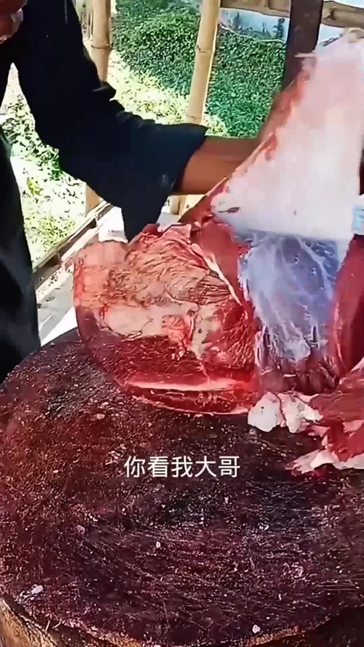 大哥给牛肉剔骨,这手法太专业了