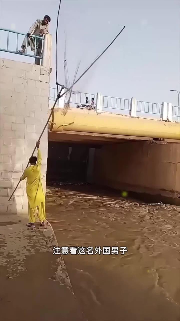 用大网兜捞鱼