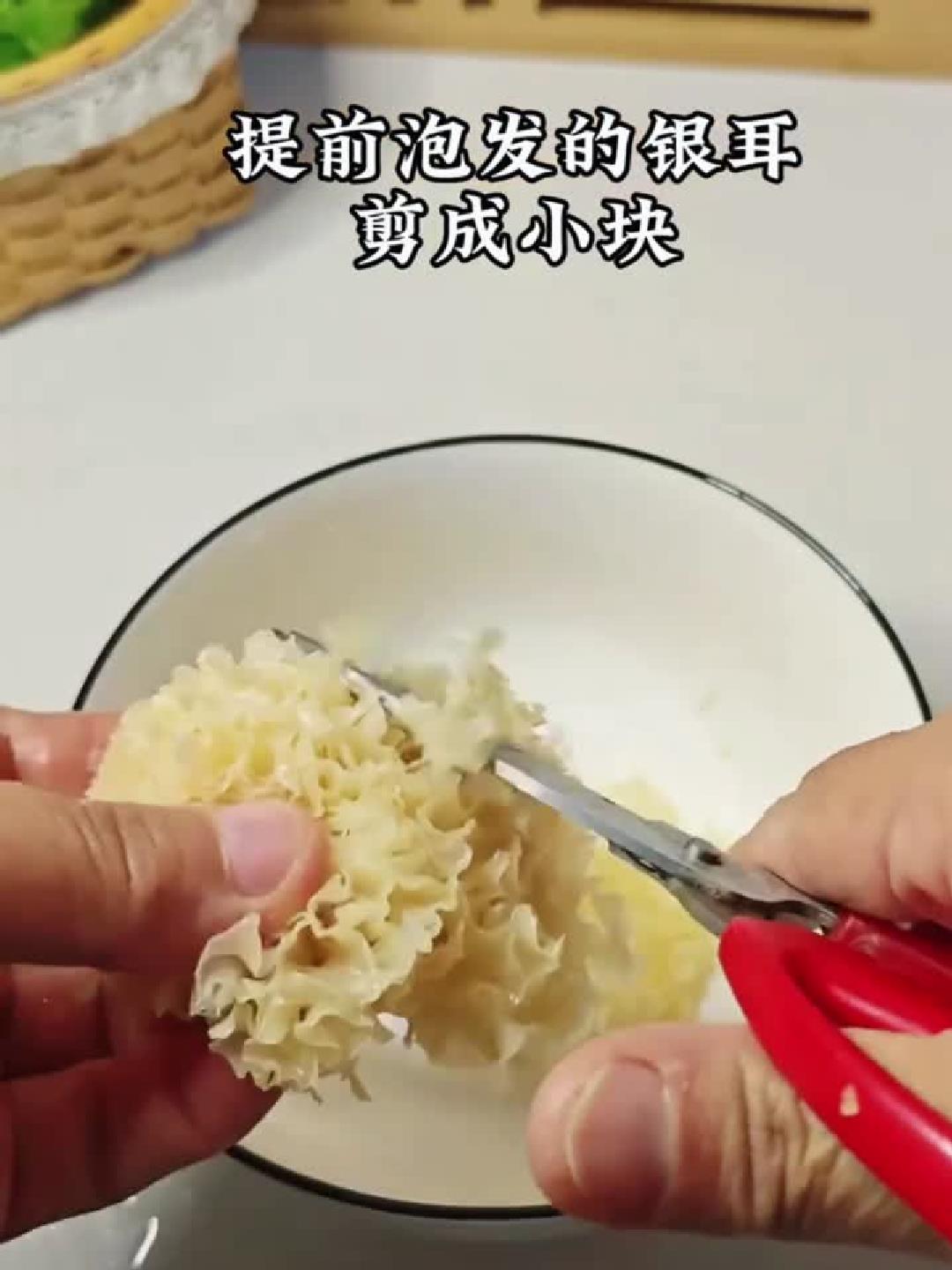 雪梨银耳汤:润肺养颜,比保健品更有效!