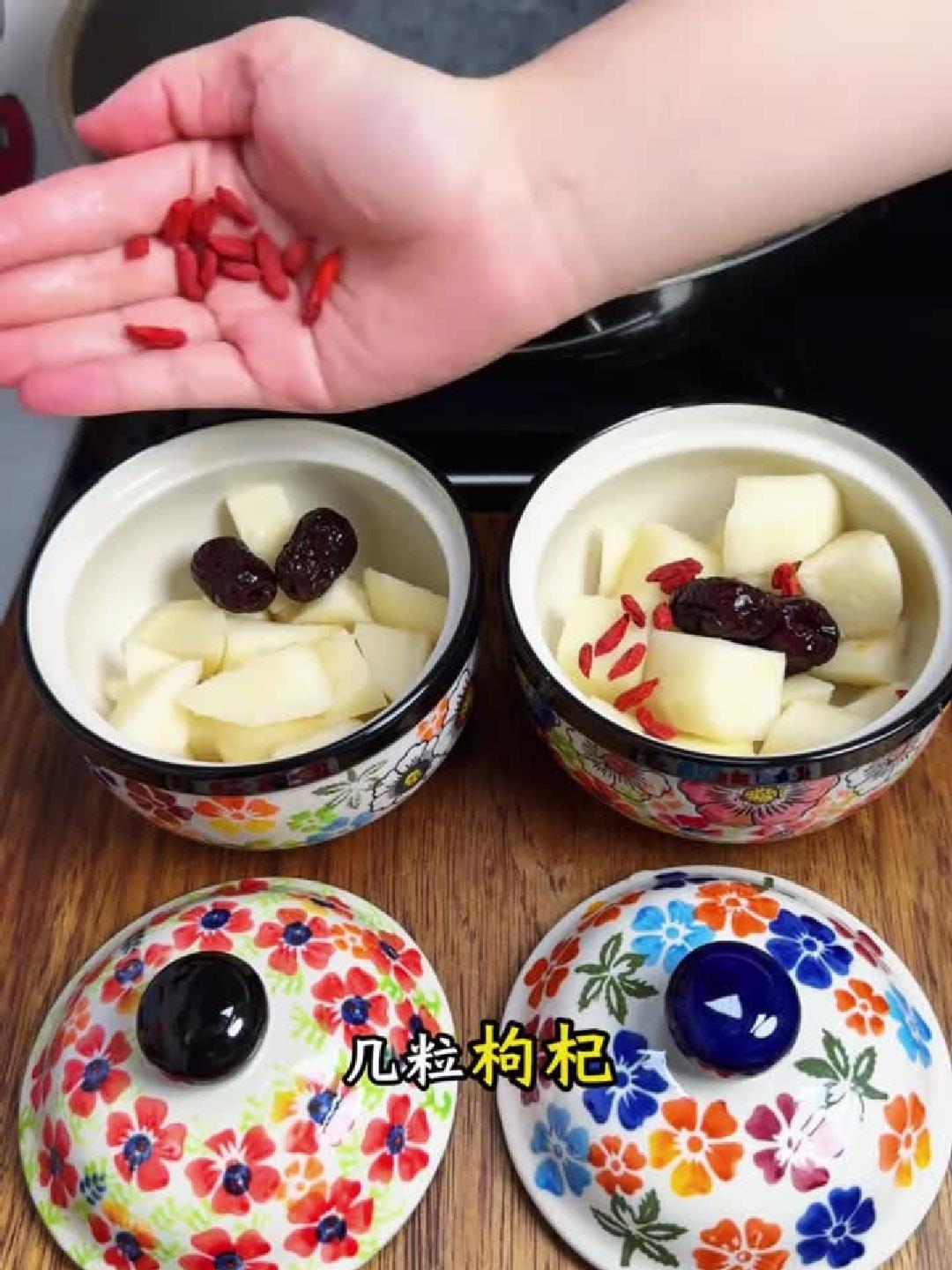 秋燥来袭,冰糖银耳雪梨汤,润肺降火正当时!