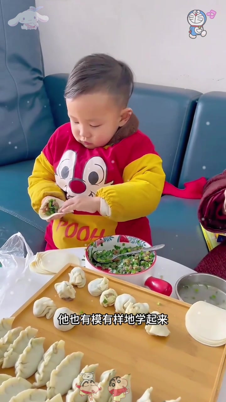  孩子包饺子,怎么看着像包子呢?