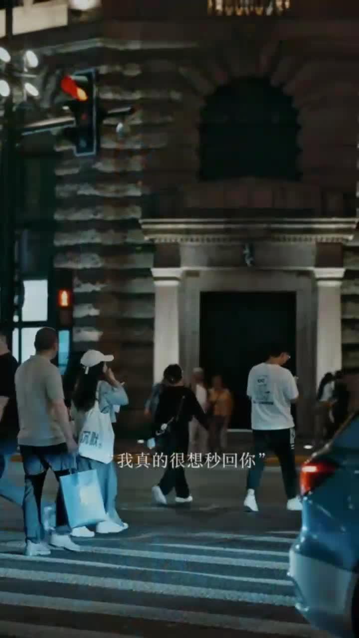 银婚庆典的蛋糕上插着比玫瑰更美的白发