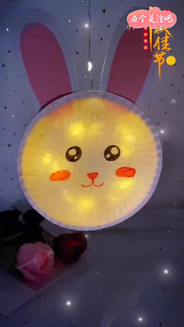 吃完蛋糕的盘子不要丢,拿来做中秋节兔子灯笼,简单又可爱