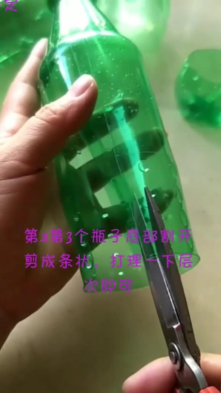 幼儿园手工作品,接上个视频,雪碧瓶子和彩纸结合的盆花摆件,制作教程(二)