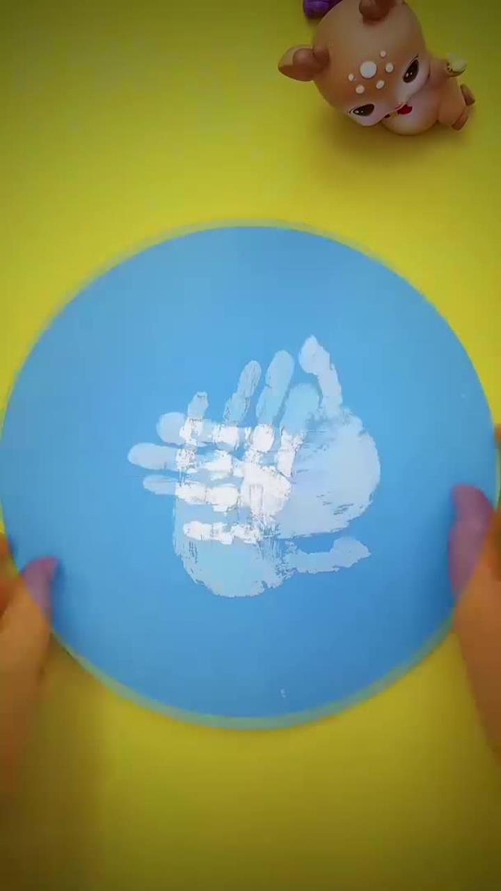 宝宝手掌印画池塘里的大白鹅(儿童画 创意美术 亲子 育儿 手工画 丙烯画 水彩画)