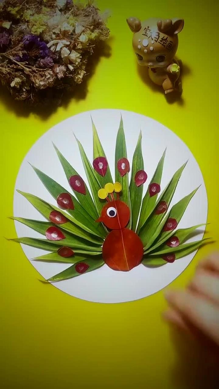 树叶贴画:超简单的竹叶粘贴孔雀……