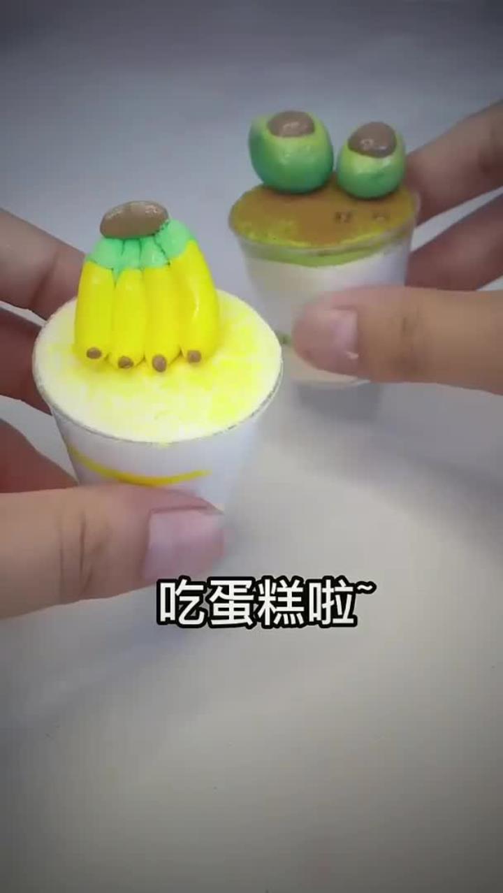 自制迷你粘土蛋糕杯!水果味的哦～味道很好要来一个吗