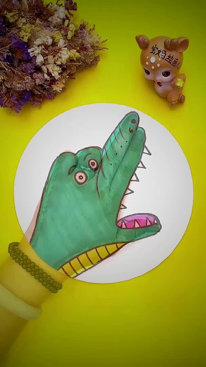 马克笔画:手掌印创意鳄鱼……画画教程 简笔画 动物简笔画 马克笔上色 马克笔儿童画