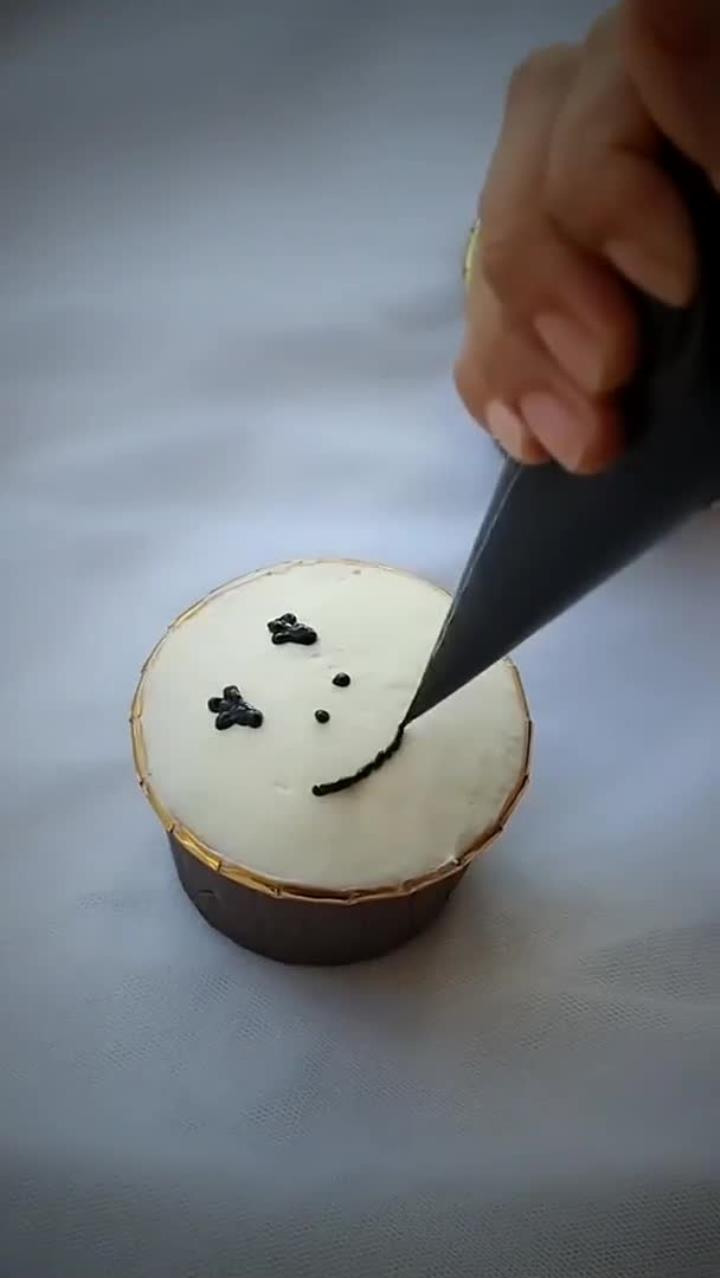 不同的小怪物造型纸杯蛋糕