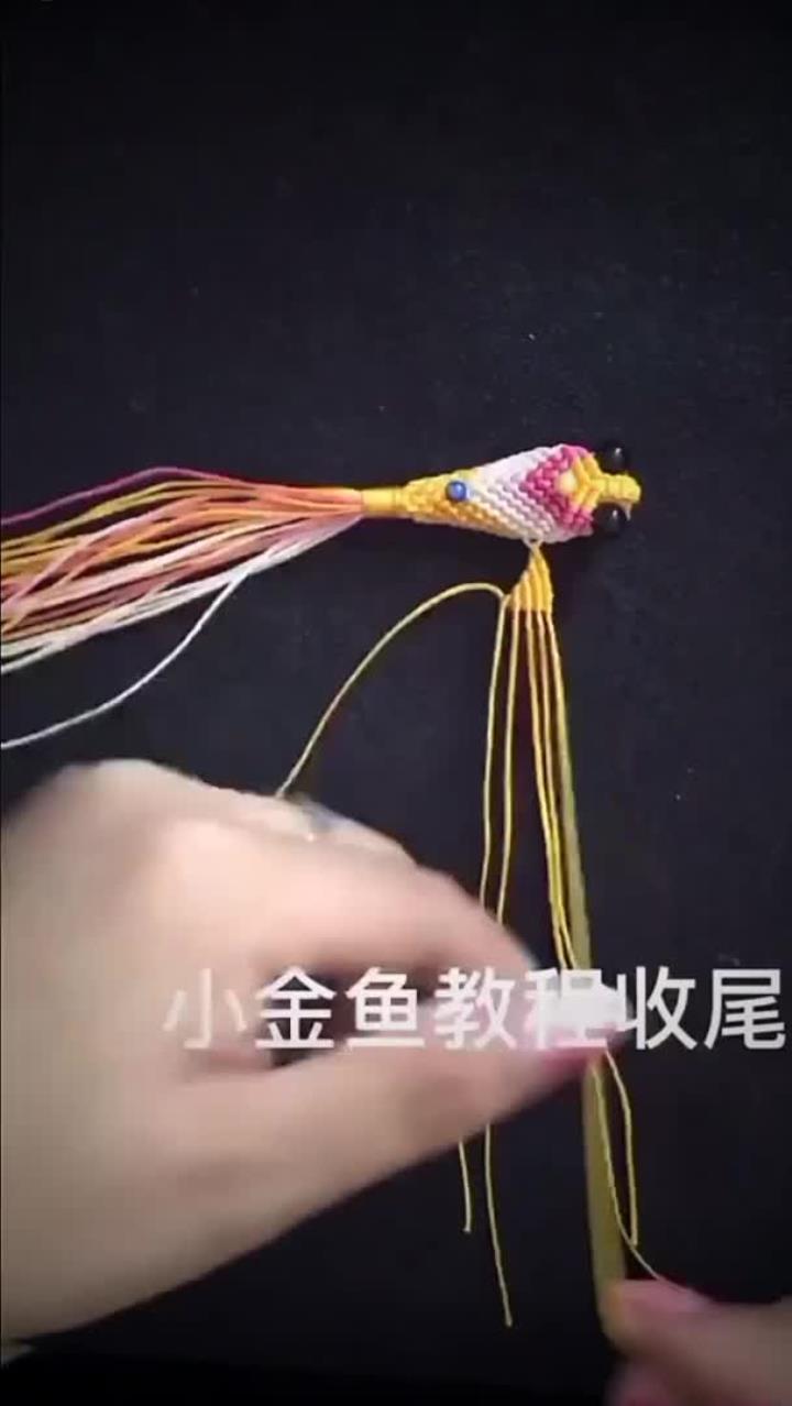 小金鱼挂饰编织教程收尾