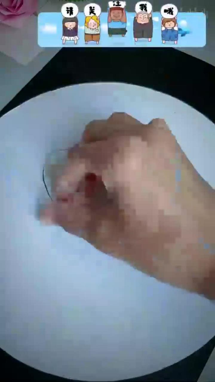 用狗尾巴草和花生壳,拼贴一幅鸡妈妈带小鸡的创意贴画