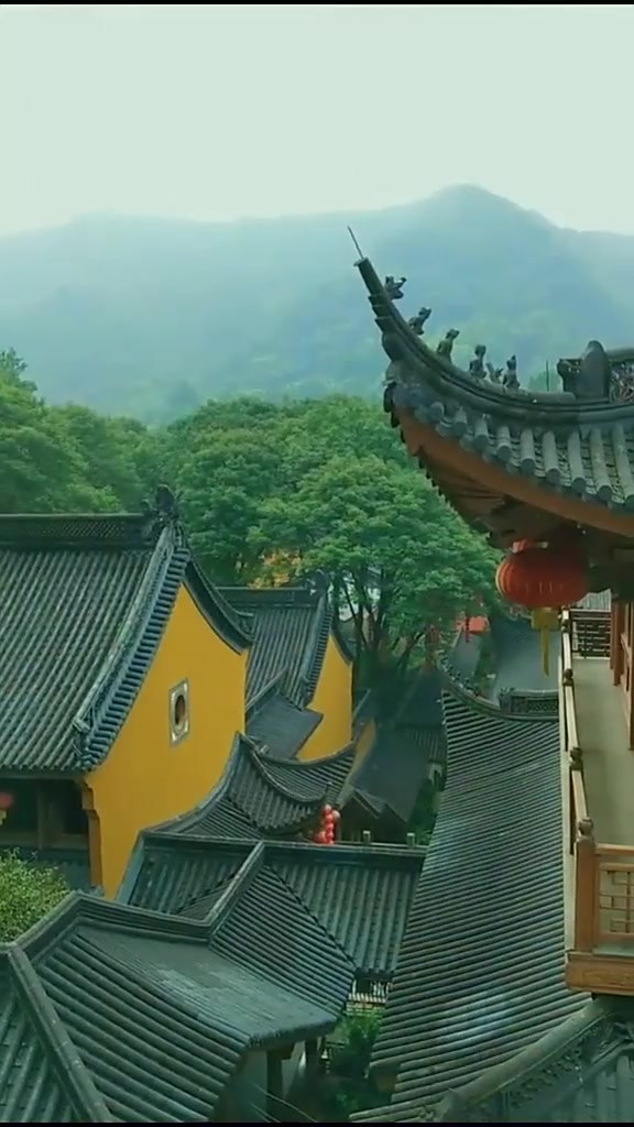 夏季旅游，欲做修身人，朝念暮诵经。青灯常相伴，木鱼吐禅音。旅
