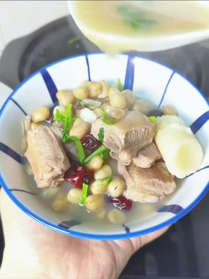 秋日养生暖胃汤:三步炖出奶白花生排骨汤