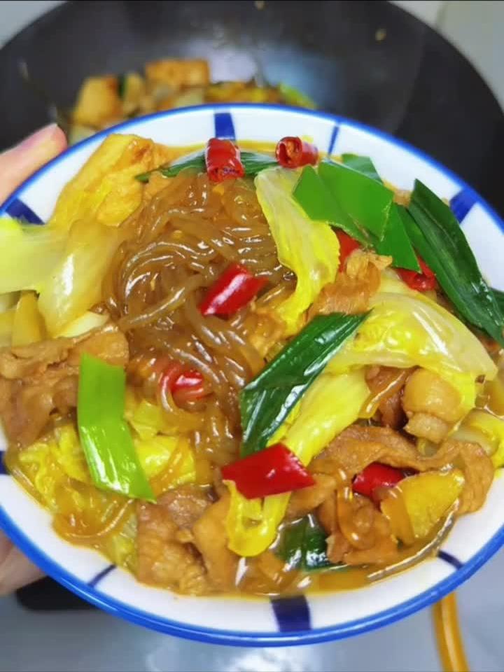 鲜香诱人！白菜猪肉炖粉条，滋补养颜的家常美味
