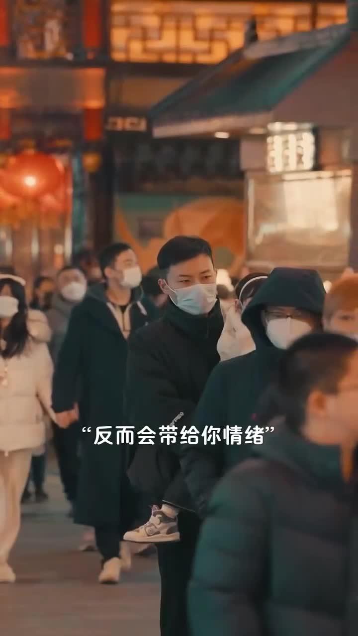 我们在海边放的风筝,形状是我们喜欢的卡通形象,飞得又高又远