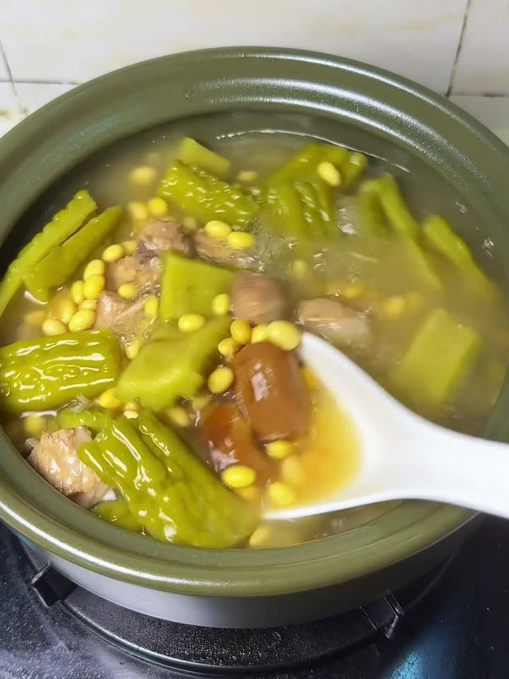 夏日必喝！排骨苦瓜汤，清热降火，甘甜鲜美，一碗消暑又治愈