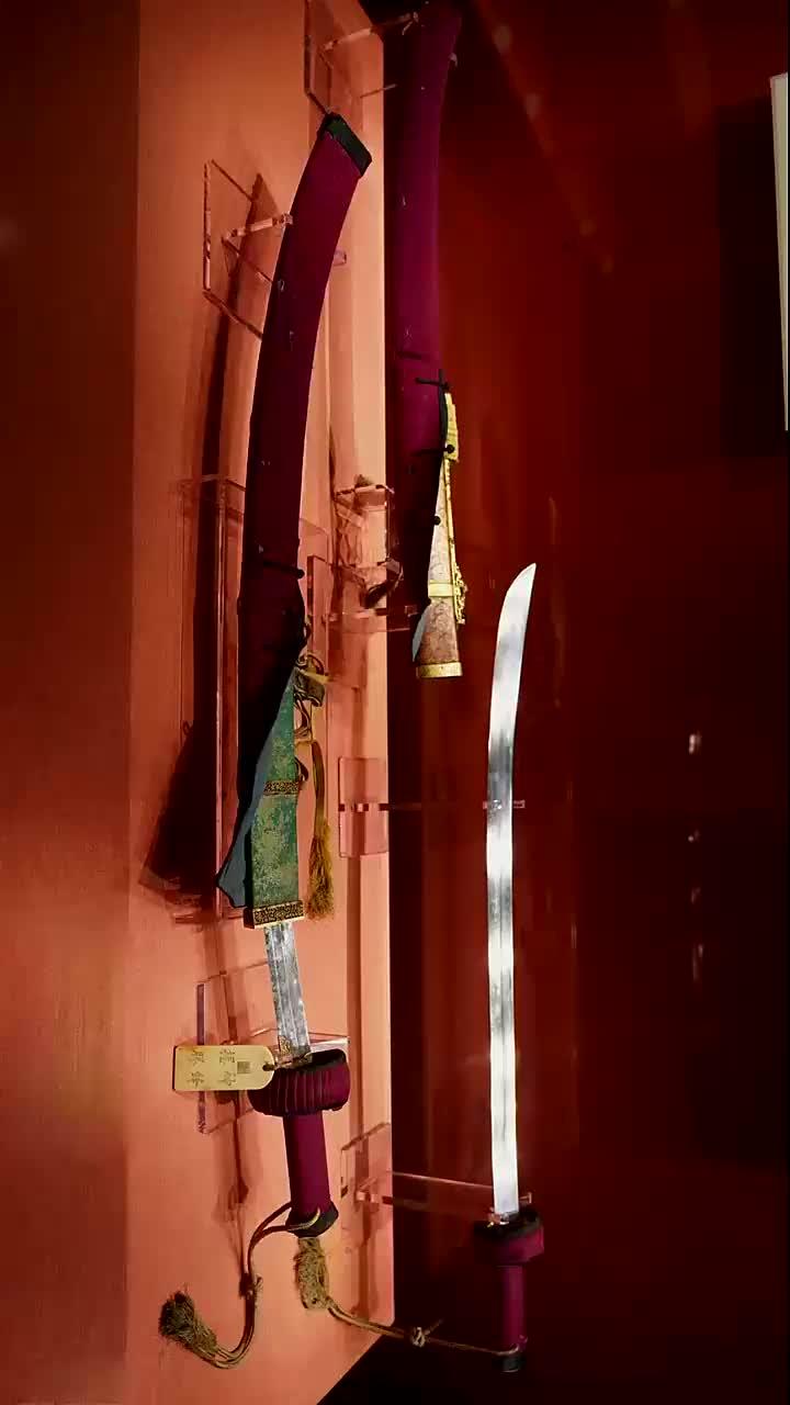 清代鲨鱼皮与金桃皮鞘腰刀:故宫博物院的遏必隆玲珑刀揭秘