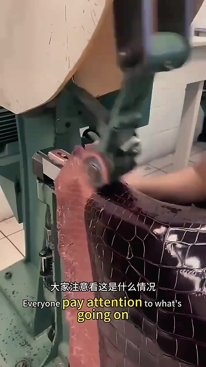揭秘鳄鱼皮包工厂:神奇的加工技术让皮革变亮