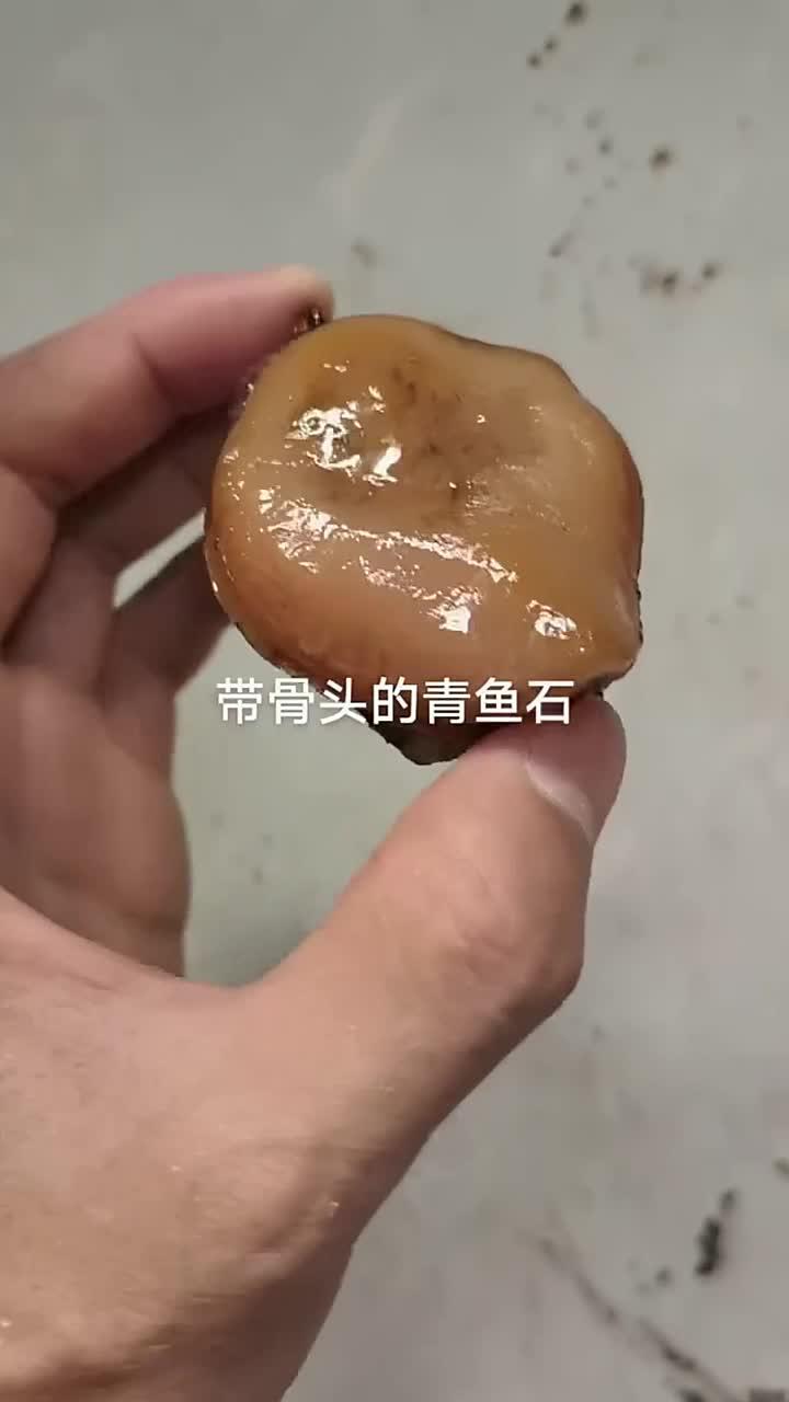 什么叫青鱼石呢?就是大青鱼上颚的一块软骨、人们叫它活玉、打