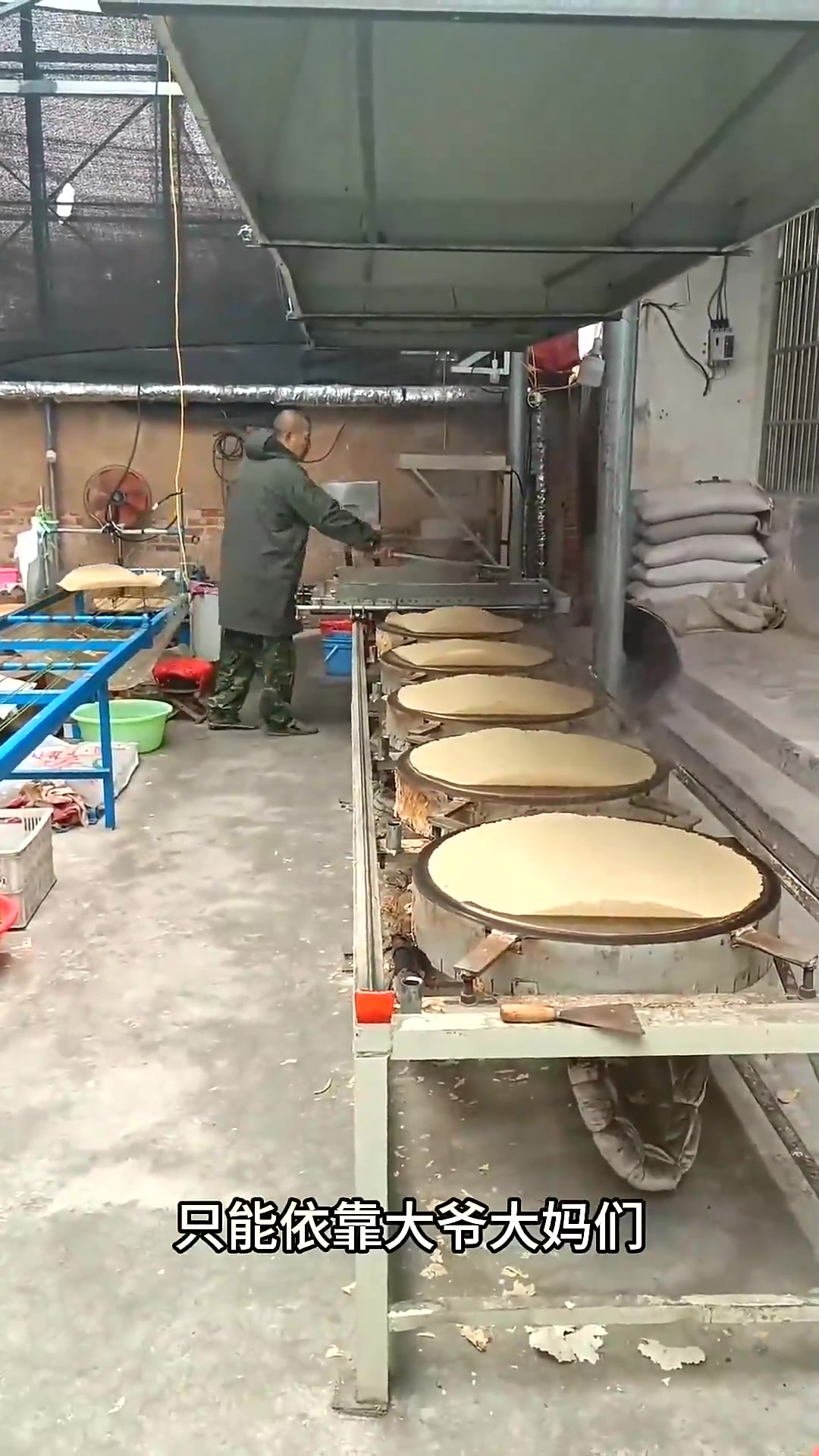  不得不说发明这半自动的煎饼机的人,真的太有才了吧