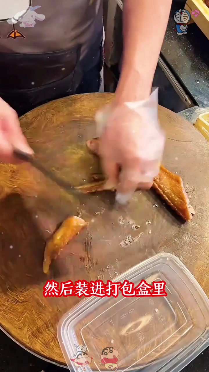  厨师切鸭翅,骨肉分离
