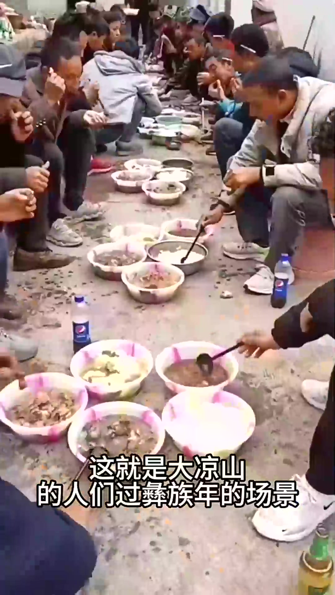  这样大口吃肉,大碗喝酒,光是看着就很过瘾呀……
